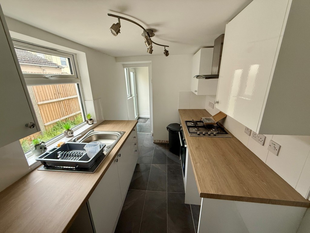 Lot: 110 - THREE-BEDROOM TERRACE HOUSE - Kitchen